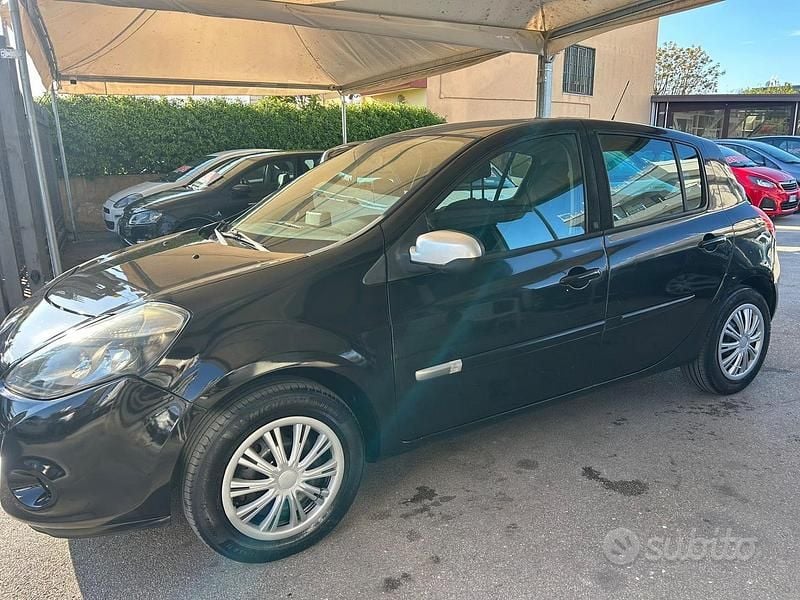 Begagnad Renault Clio II Dynamique 72 HK (52 kW) 2010 Svart Sedan