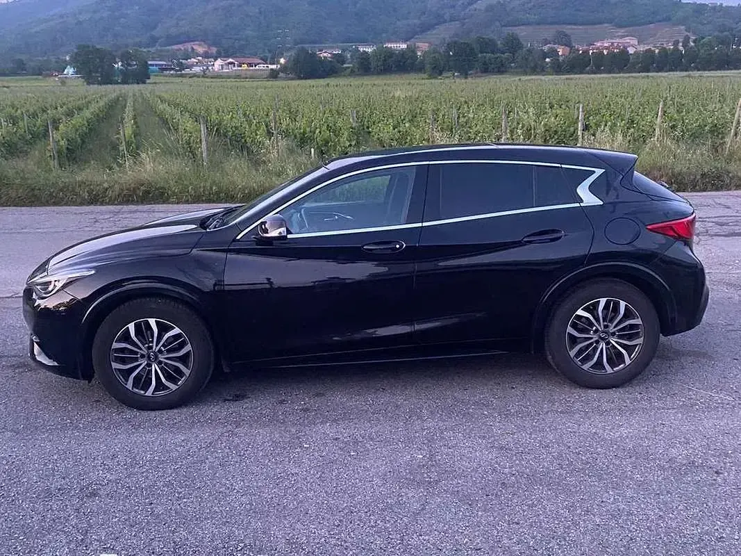 Usata Infiniti Q30 Business 109 CV (80 kW) 2019 Nero Berlina