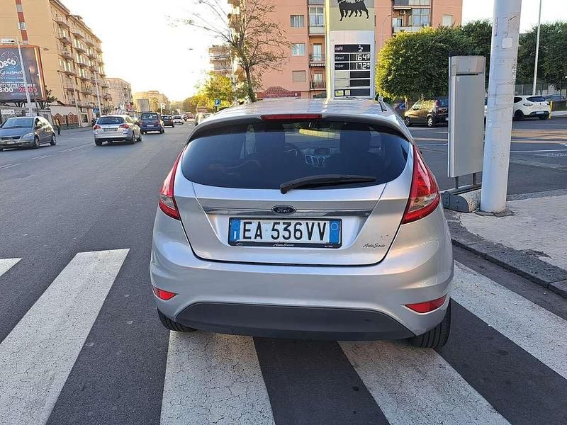 Usata Ford Fiesta Titanium 95 CV (69 kW) 2010 Grigio Berlina