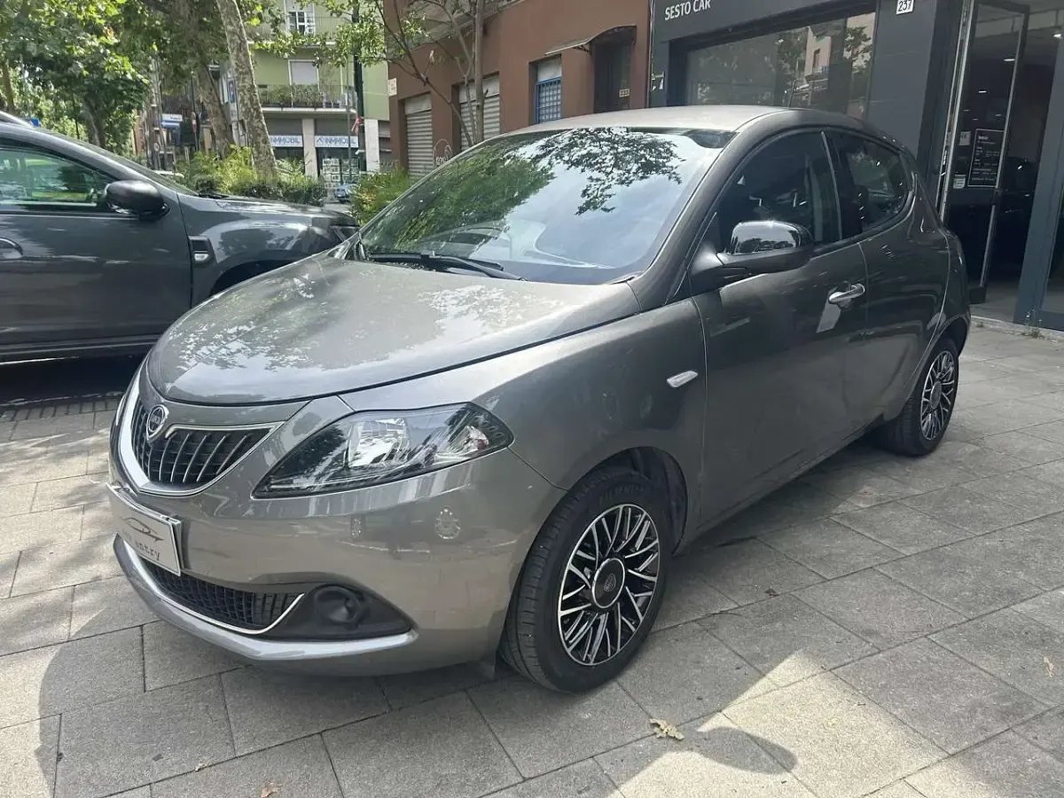 Usata Lancia Ypsilon Gold 69 CV (50 kW) 2024 Grigio Utilitaria
