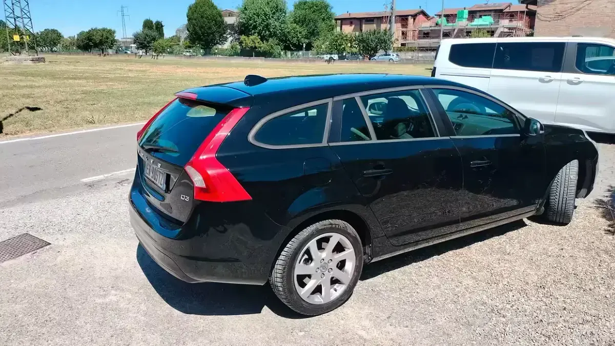 Usata Volvo V60 Business Edition 136 CV (100 kW) 2014 Nero Station wagon