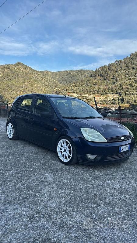 Usata Ford Fiesta 73 CV (53 kW) 2004 Blu Utilitaria