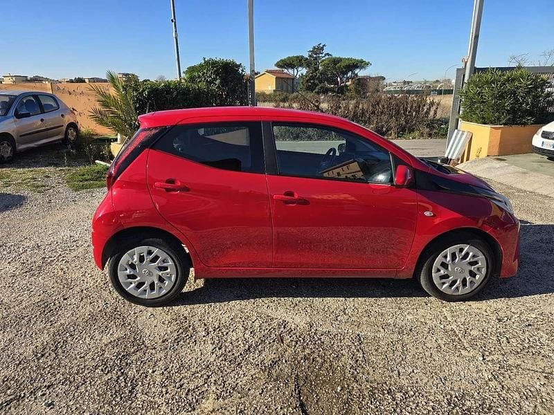 Usata Toyota Aygo X-clusiv 72 CV (52 kW) 2021 Rosso Utilitaria