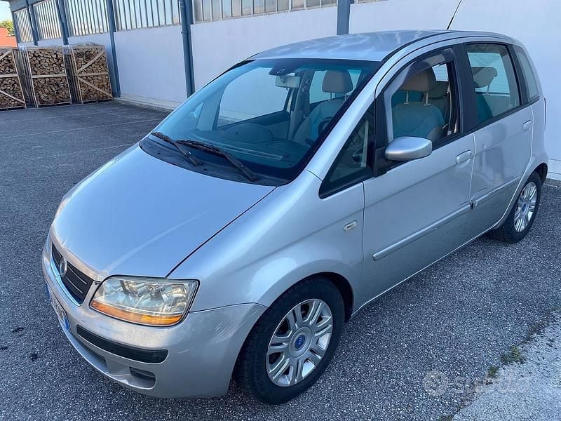 Usata Fiat Idea 69 CV (50 kW) 2004 Grigio Monovolume