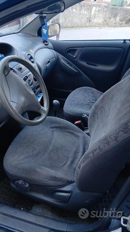 Usata Toyota Yaris 68 CV (50 kW) 2001 Blu Utilitaria