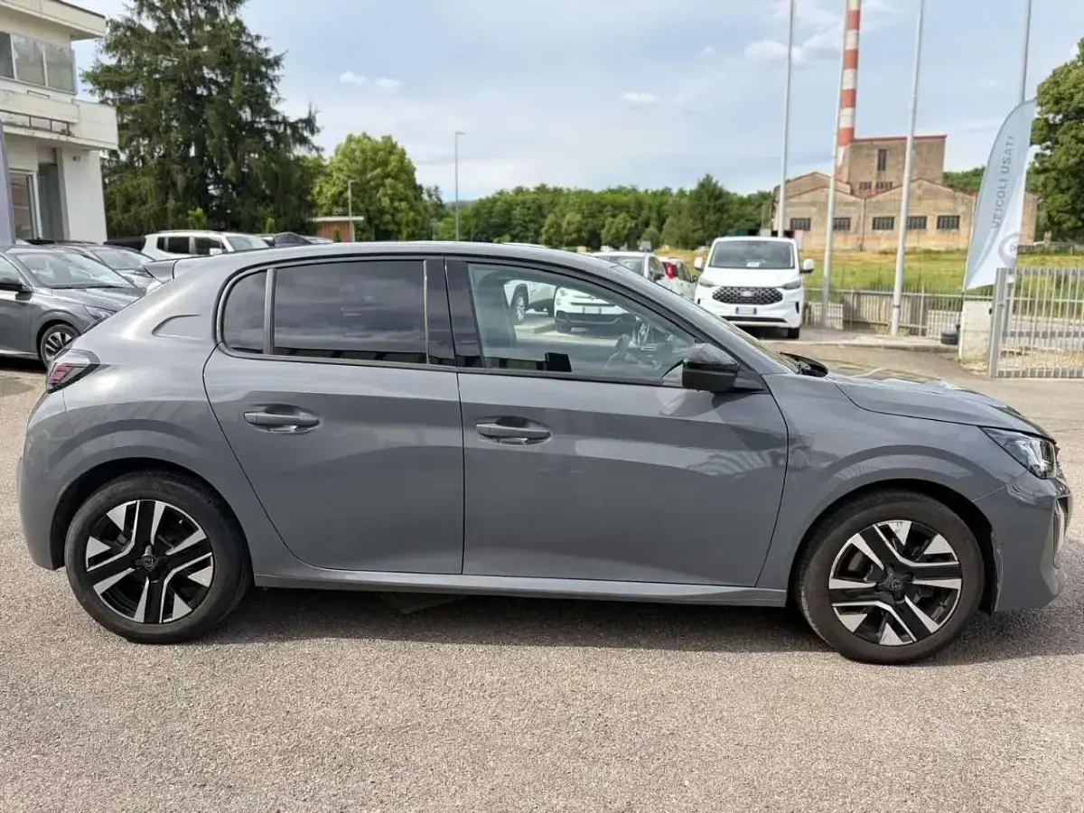 Usata Peugeot 208 Allure 101 CV (74 kW) 2025 Grigio Utilitaria
