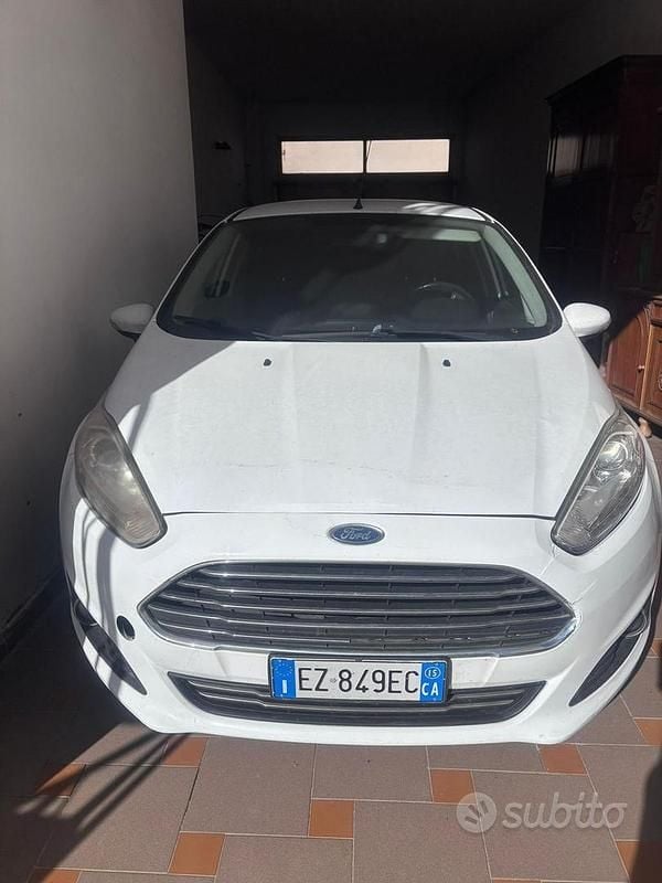 Usata Ford Fiesta 80 CV (58 kW) 2015 Bianco Utilitaria