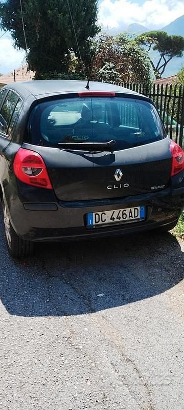 Nero Usata 2006 Renault Clio II Utilitaria | 1000 € (Buon prezzo) - Immagine 1/4