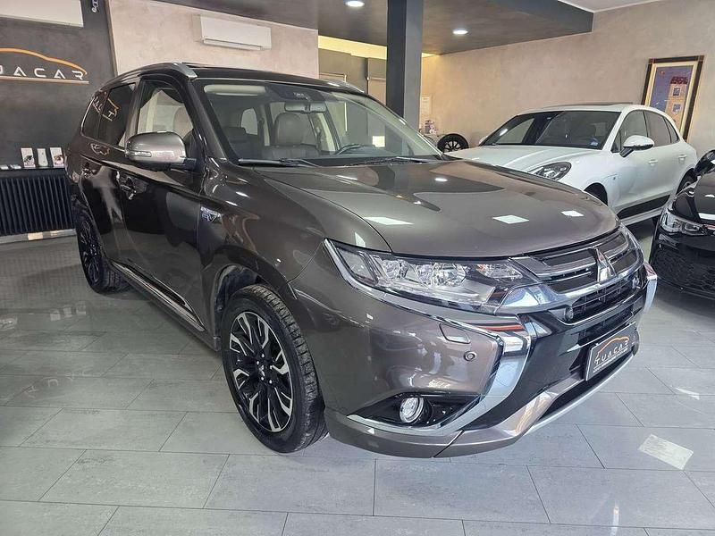 Usata Mitsubishi Outlander P-HEV 163 CV (119 kW) 2018 Bronzo SUV