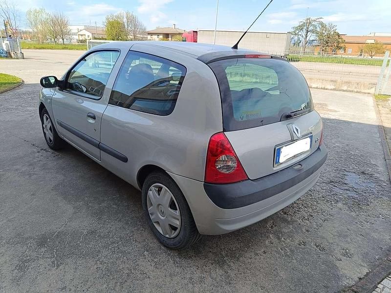Usata Renault Clio II 58 CV (42 kW) 2003 Argento Utilitaria