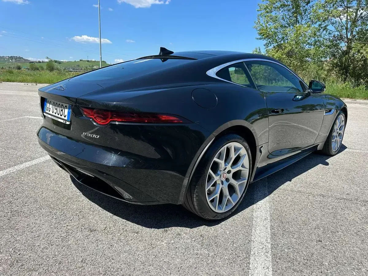 Usata Jaguar F-Type R-Dynamic 300 CV (220 kW) 2018 Nero metallizzato Coupé