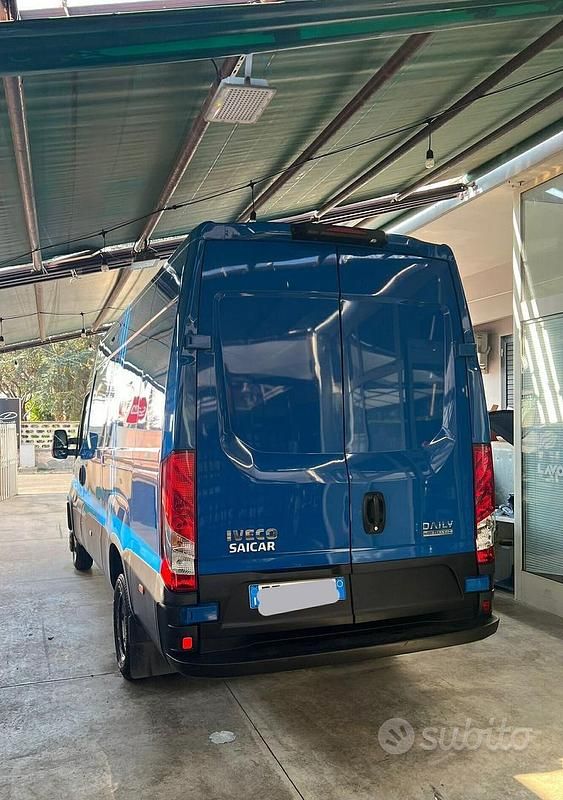 Usata Iveco Daily 179 CV (131 kW) 2020 Blu Monovolume