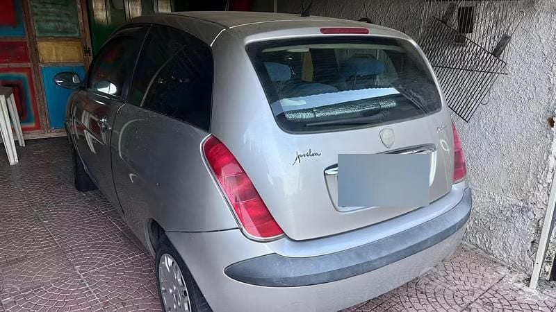 Usata Lancia Ypsilon 70 CV (51 kW) 2004 Grigio Utilitaria