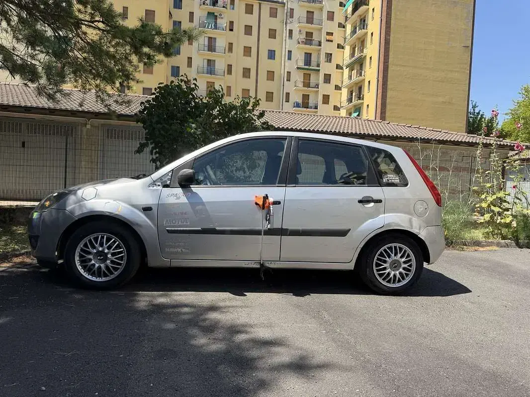 Usata Ford Fiesta Titanium 80 CV (58 kW) 2006 Argento Utilitaria