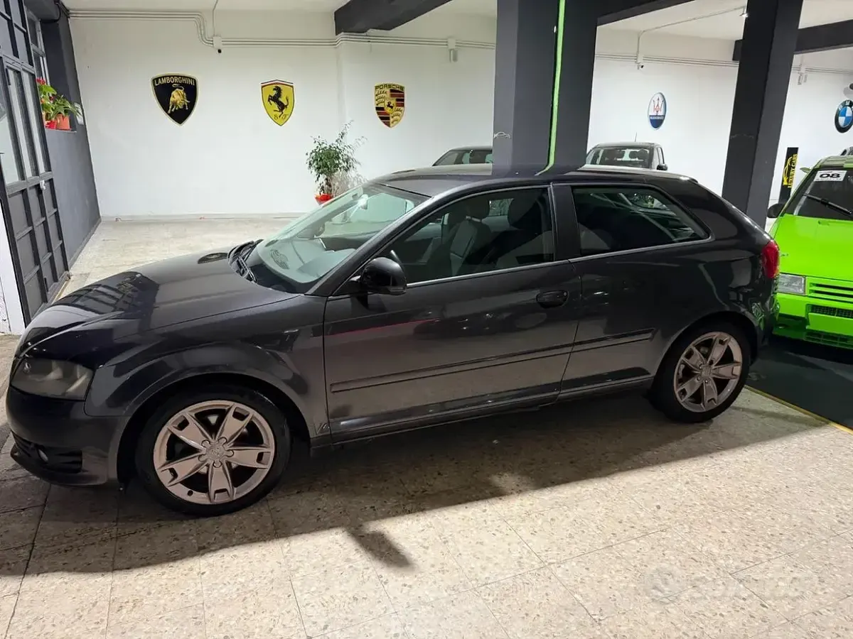Usado Audi A3 105 CV (77 kW) 2010 Gris Utilitario