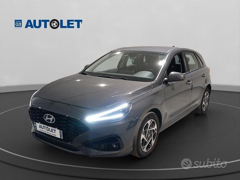 Grigio Usata 2024 Hyundai i30 Tre volumi | 19.900 € (Ottimo prezzo) - Immagine 1/4