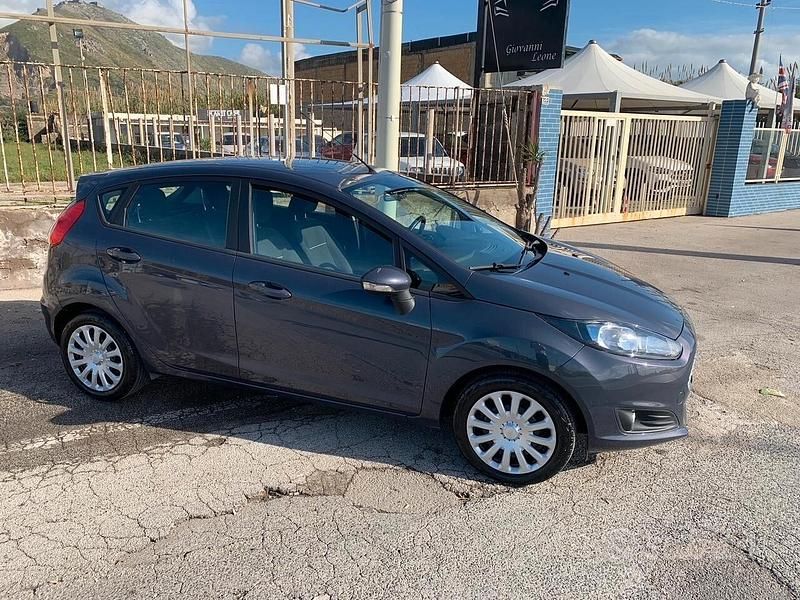 Grigio Usata 2015 Ford Fiesta Titanium Due volumi | 5499 € (Buon prezzo) - Immagine 1/4