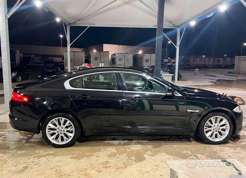 Usata Jaguar XF 190 CV (139 kW) 2012 Nero Berlina