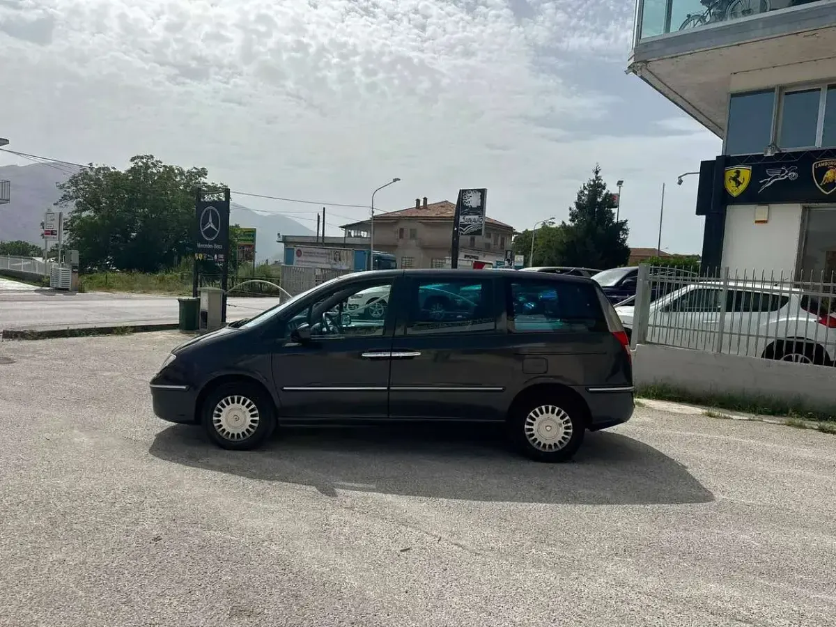 Usata Lancia Phedra 128 CV (94 kW) 2003 Grigio Monovolume