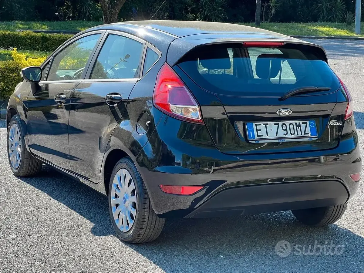 Usata Ford Fiesta 80 CV (58 kW) 2013 Nero Berlina