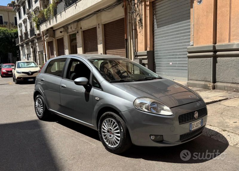 Grigio Usata 2009 Fiat Grande Punto Due volumi | 3200 € (Buon prezzo) - Immagine 1/4