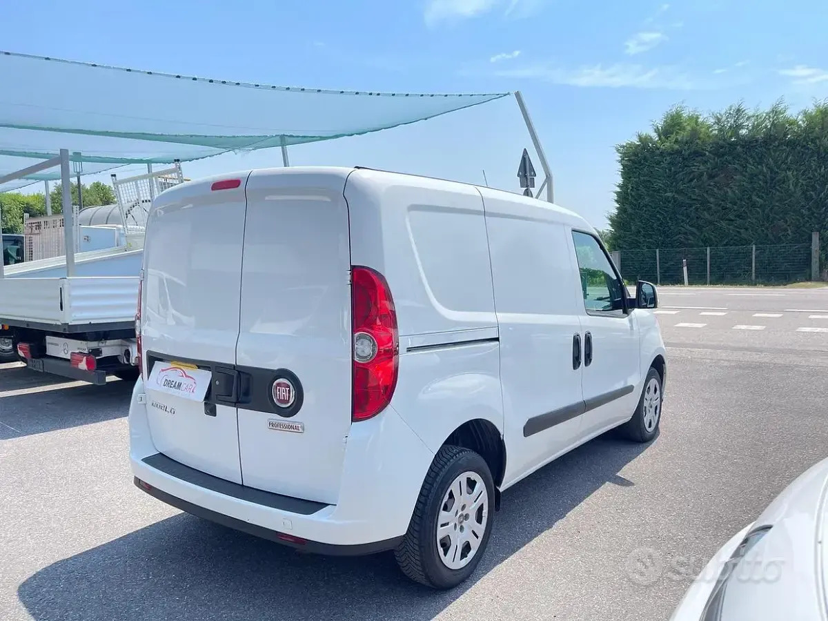 Usata Fiat Doblò 90 CV (66 kW) 2022 Bianco Monovolume