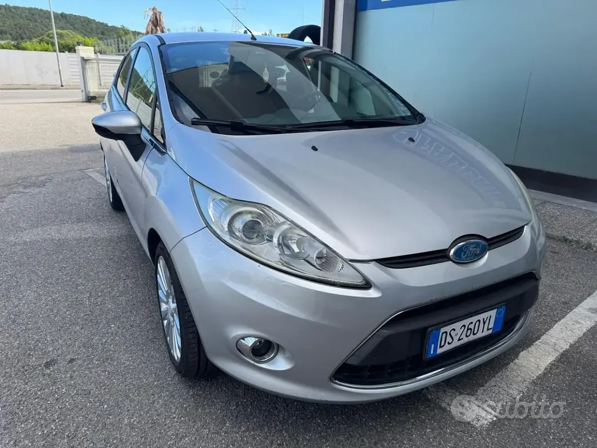 Usata Ford Fiesta Titanium 82 CV (60 kW) 2008 Grigio Utilitaria