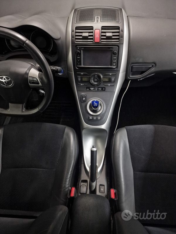 Usata Toyota Auris Hybrid Executive 99 CV (72 kW) 2011 Bianco Berlina