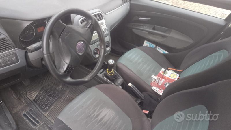 Grigio Usata 2009 Fiat Grande Punto Dynamic Due volumi | 1800 € (Super prezzo) - Immagine 1/4