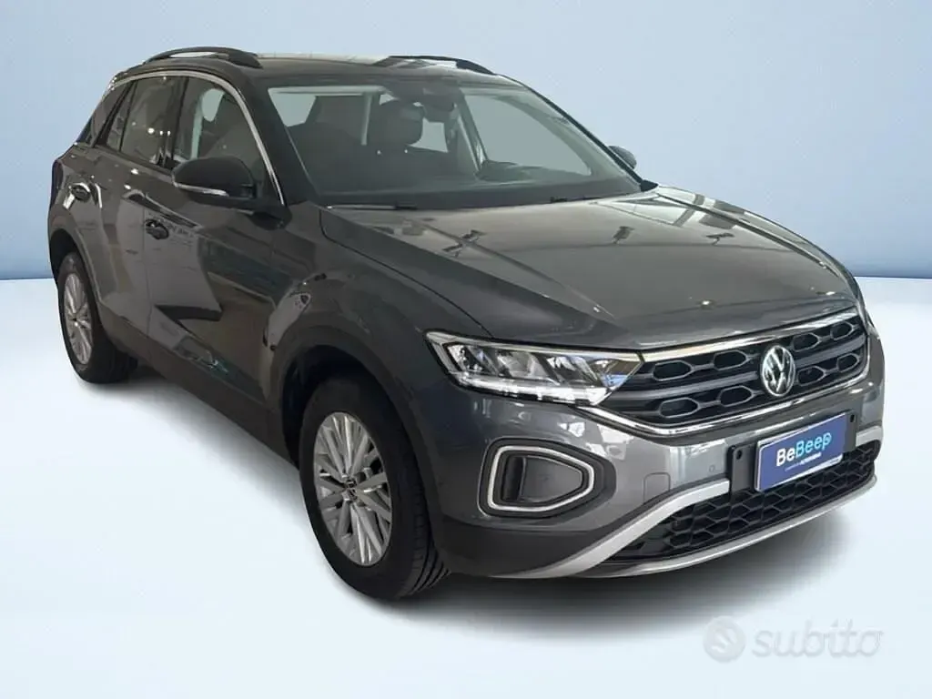 Usata VW T-Roc Life 150 CV (110 kW) 2023 Grigio metallizzato SUV