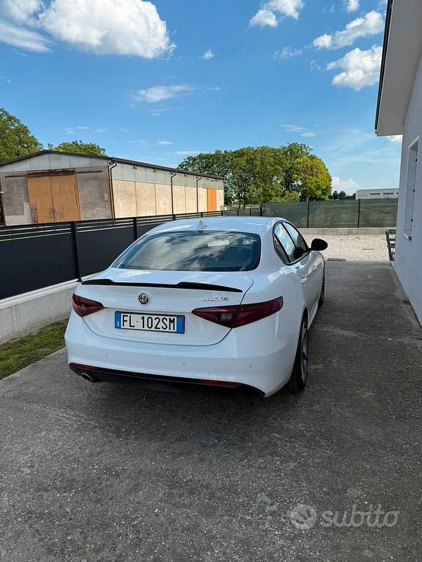 Usata Alfa Romeo Giulia 150 CV (110 kW) 2017 Bianco Berlina