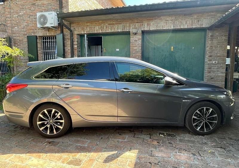 Grigio Usata 2017 Hyundai i40 Comfort Station wagon | 8000 € (Buon prezzo) - Immagine 1/4