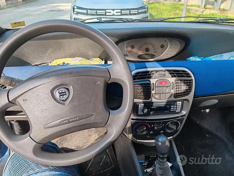 Usata Lancia Ypsilon 60 CV (44 kW) 2003 Blu Utilitaria