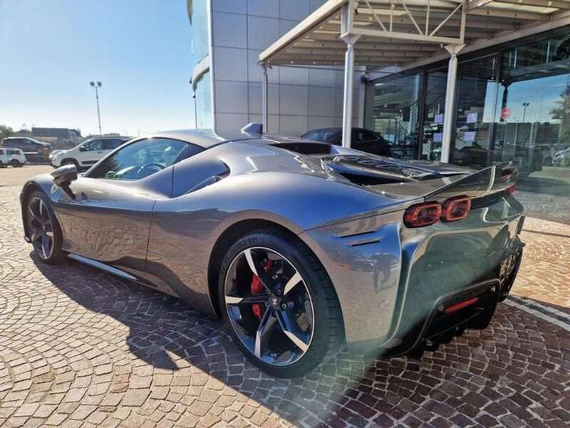Usata Ferrari SF90 999 CV (734 kW) 2022 Grigio Utilitaria