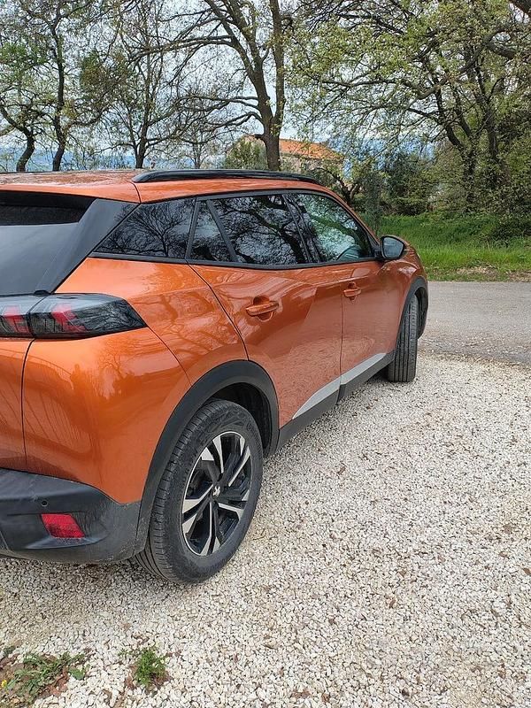Käytetty Peugeot 2008 Allure 100 kW (136 HP) 2021 Katumaasturi