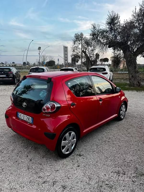 Usata Toyota Aygo Connect Style 67 CV (49 kW) 2012 Rosso Utilitaria