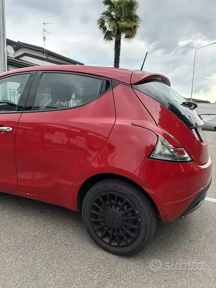 Begagnad Lancia Ypsilon 69 HK (50 kW) 2022 Röd Halvkombi