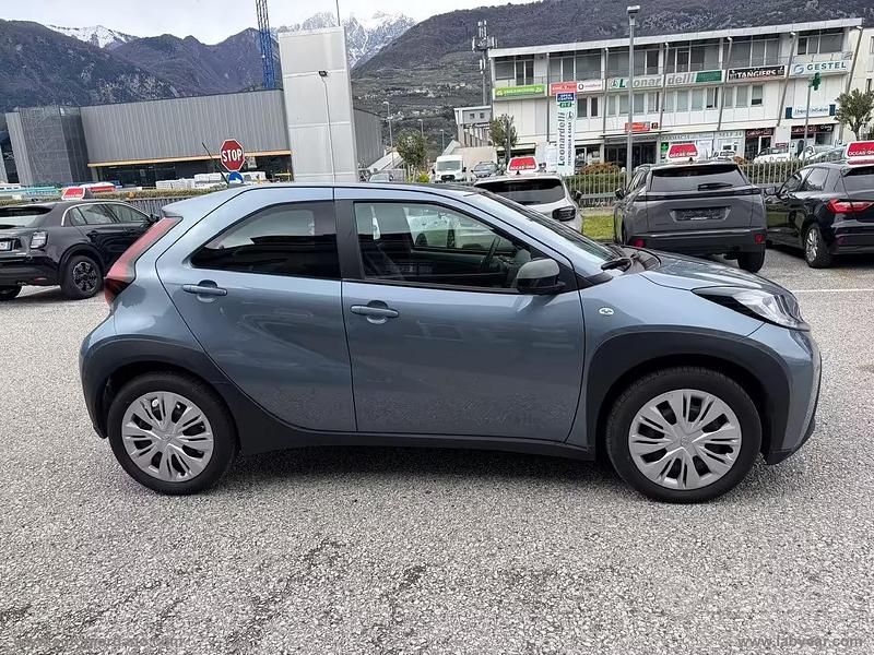 Usata Toyota Aygo X Active 72 CV (52 kW) 2025 Grigio SUV