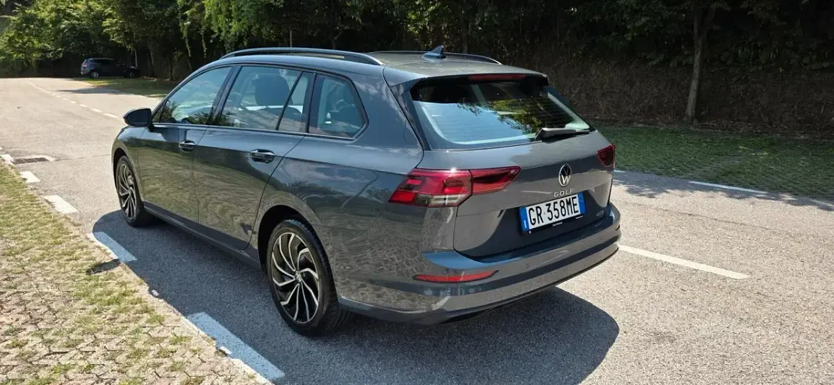 Usata VW Golf VIII Life 110 CV (80 kW) 2023 Grigio Station wagon