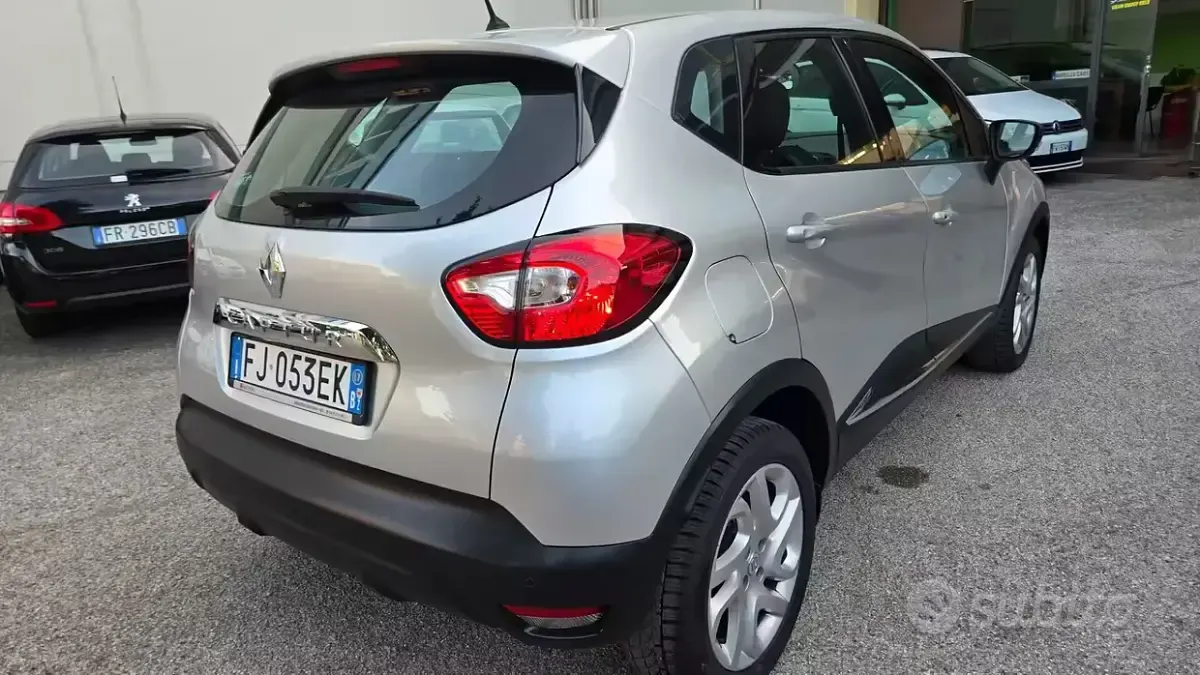 Usado Renault Captur 120 CV (88 kW) 2017 Gris SUV