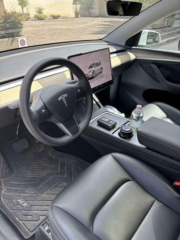 Usata 2022 Tesla Model Y RWD SUV | 30.100 € (Buon prezzo) - Immagine 1/4