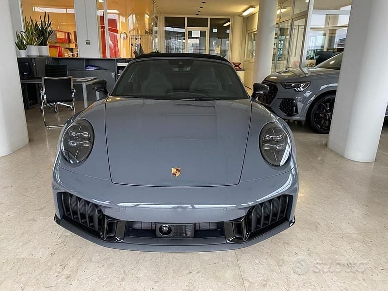 Begagnad Porsche 911 484 HK (355 kW) 2024 Grå Cab