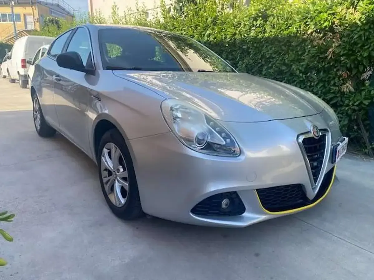 Usata Alfa Romeo Giulietta Distinctive 105 CV (77 kW) 2013 Argento Utilitaria