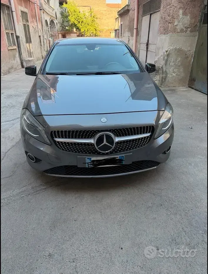 Usata Mercedes A180 109 CV (80 kW) 2015 Grigio Utilitaria