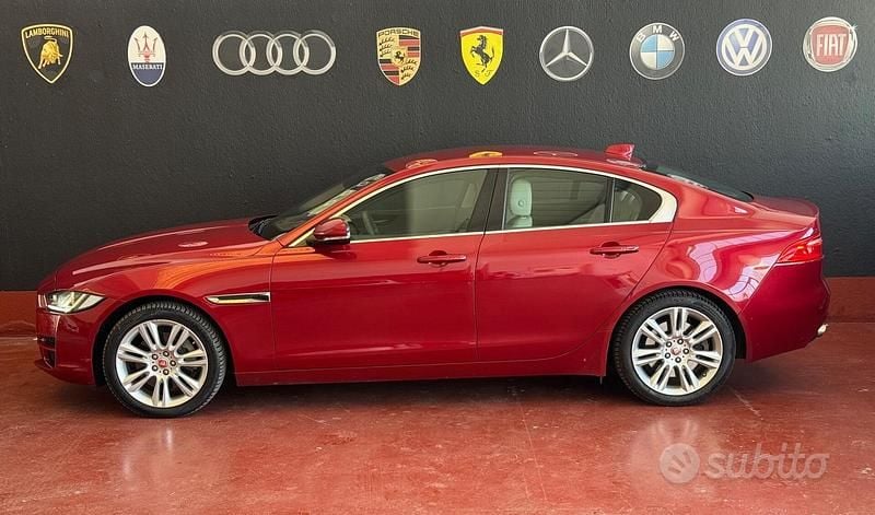 Usata Jaguar XE Portfolio 180 CV (132 kW) 2016 Rosso Berlina