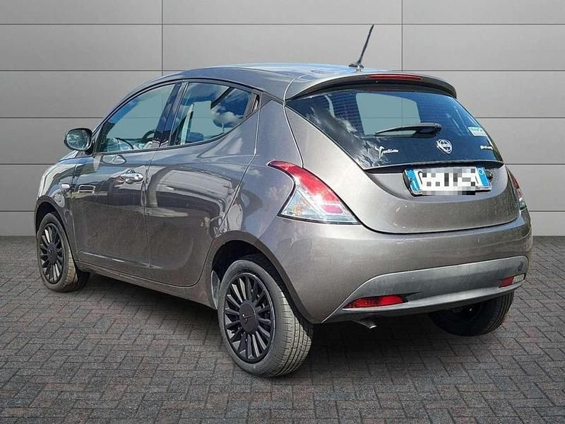 Usata Lancia Ypsilon Gold 69 CV (50 kW) 2022 Grigio Utilitaria