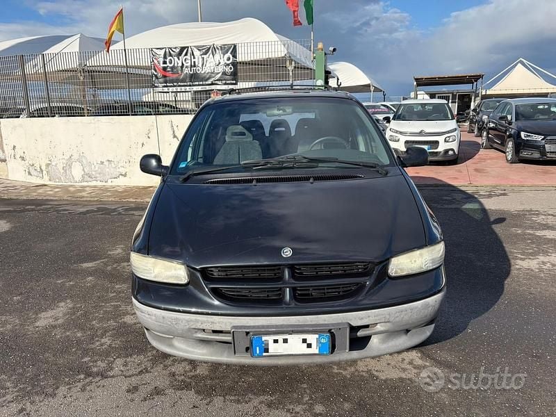 Usata Chrysler Voyager 143 CV (105 kW) 2001 Nero Monovolume