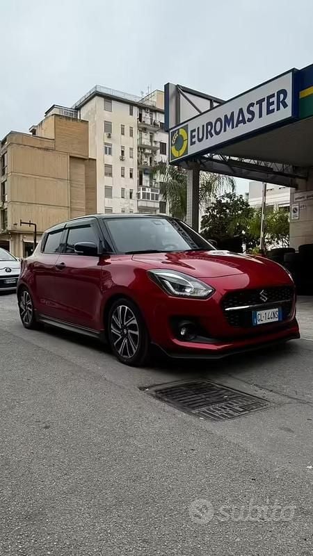 Usata Suzuki Swift 83 CV (61 kW) 2022 Rosso Utilitaria