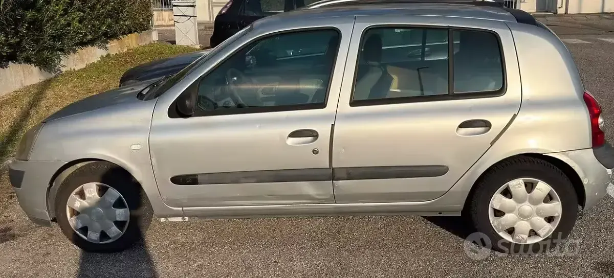 Usata Renault Clio II 58 CV (42 kW) 2005 Grigio Berlina