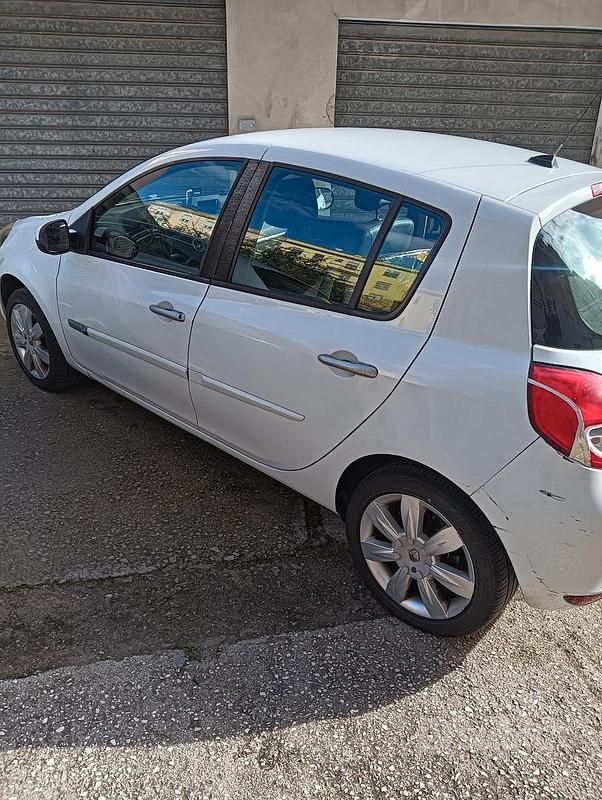 Usata Renault Clio III 101 CV (74 kW) 2010 Bianco Utilitaria